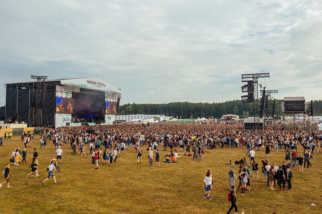Uczestnicy festiwalu gromadzą się przy scenach, gdzie mają wystąpić ich ulubieńcy, już wiele godzin przed koncertami