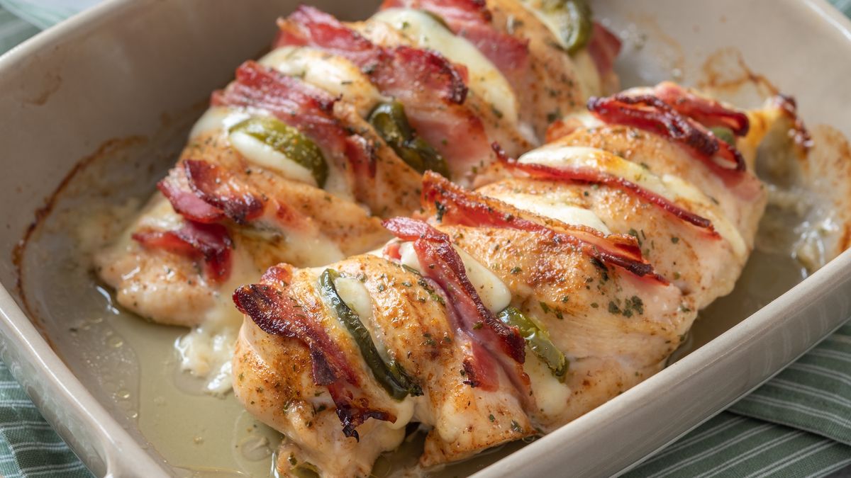 Kurczak z boczkie, serem i ostrą papryczką