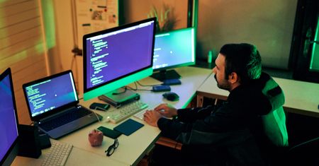 Cyberprzestępczość zaczęła się niewinnie. Dziś to globalny biznes