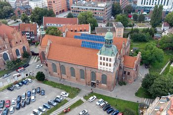 Ksiądz nielegalnie zamontował fotowoltaikę. "Z chodnika nie widać"