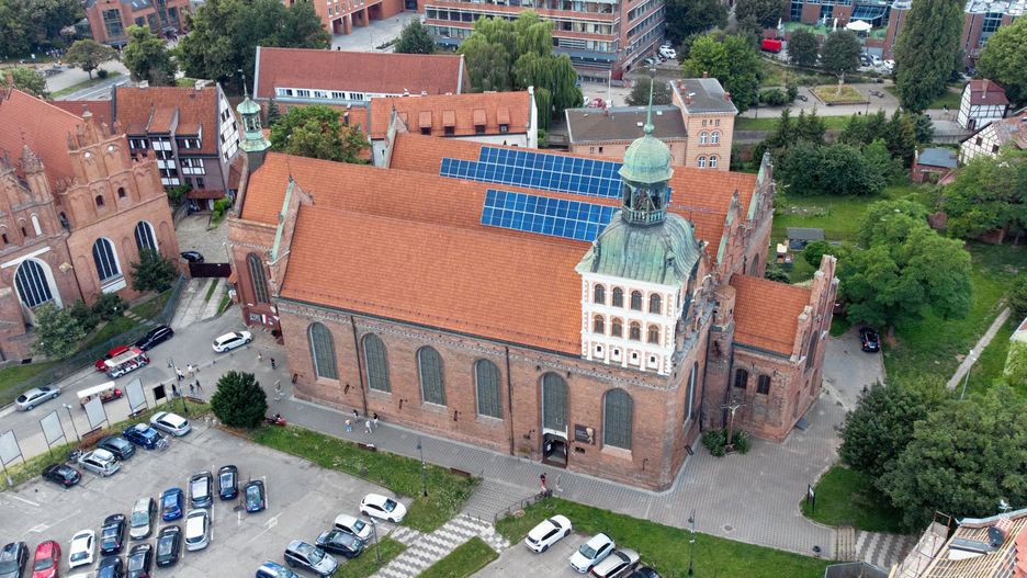 Nielegalna fotowoltaika na dachu kościoła