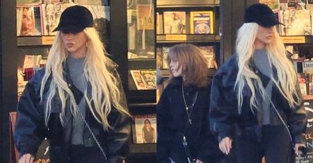 Ultraszczupła Christina Aguilera wybrała się z córką na książkowe zakupy. Piosenkarka jest już nie do poznania