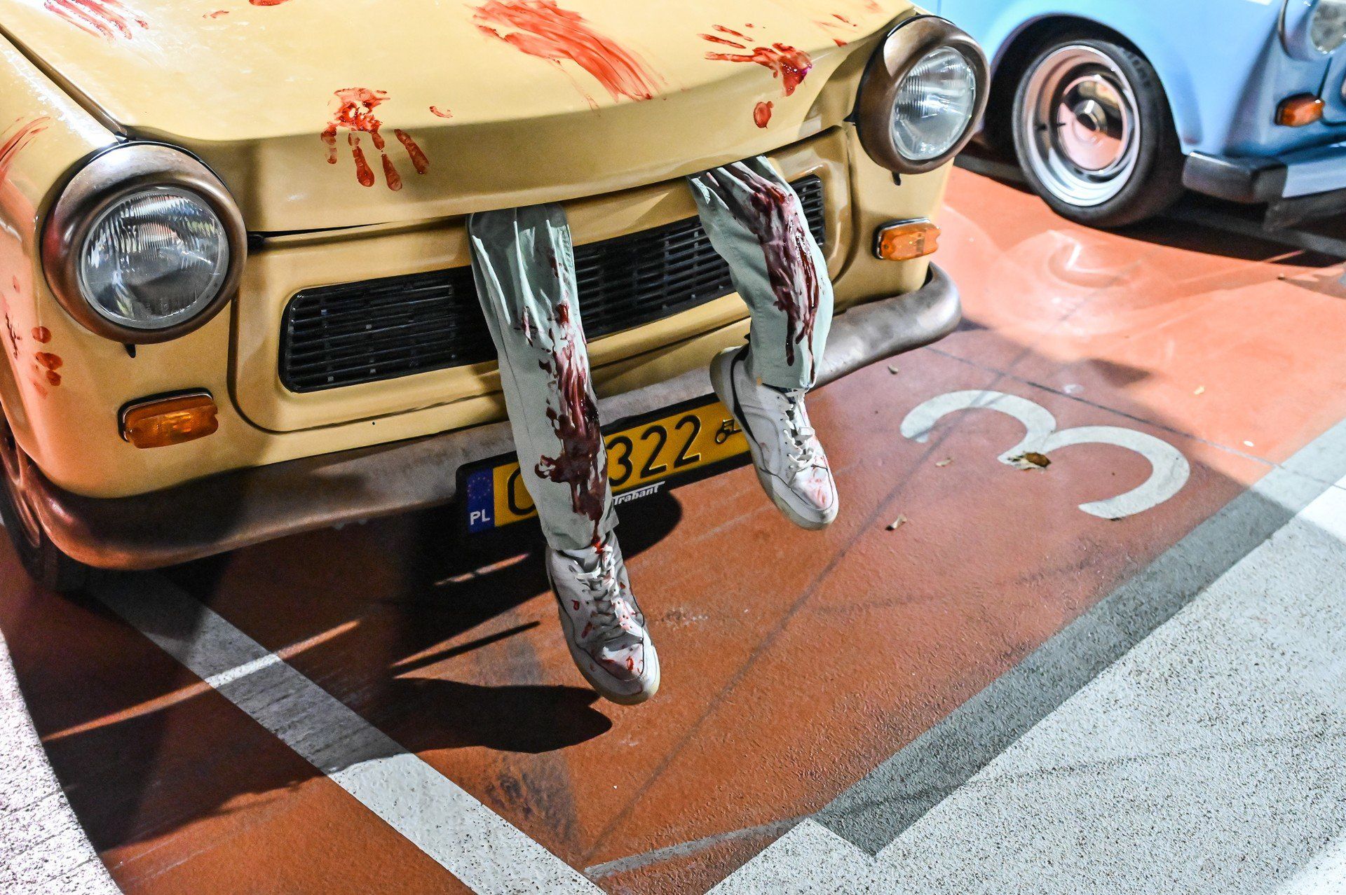 Zabytkowe pojazdy można było podziwiać w wyjątkowo upiornym wydaniu. Pomysłów na nawiązanie do Halloween nie brakowało. Jedni skupili się na przystrojeniu klasyków, inni na własnym stroju. Atmosfera na miejscu mimo wszystko nie była straszna, lecz klimatyczna i jak zwykle przyjazna.