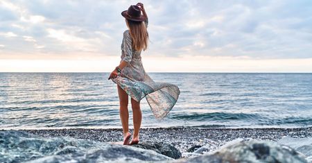 Najmodniejsze sukienki na plażę: wybraliśmy modele, które idealnie sprawdzą się na urlopie