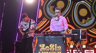 „Nie chcę udowadniać, że mam talent. Chcę po prostu być i śpiewać” – Zosia Karbowiak o swoim miejscu na scenie i w sercach słuchaczy