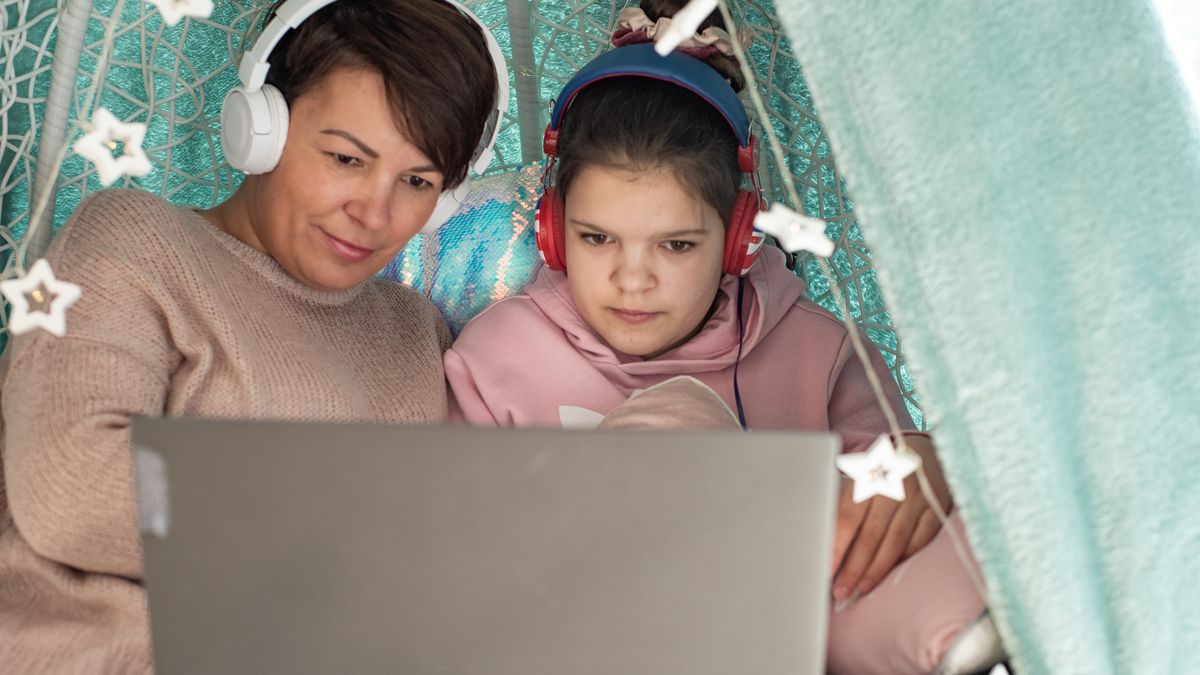 Matka i ojciec dziecka mają prawo do urlopu rodzicielskiego i mogą z niego skorzystać oddzielnie lub równocześnie względem siebie