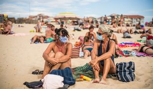 Wakacje bez maseczek? Ekspert wskazuje na istotny czynnik