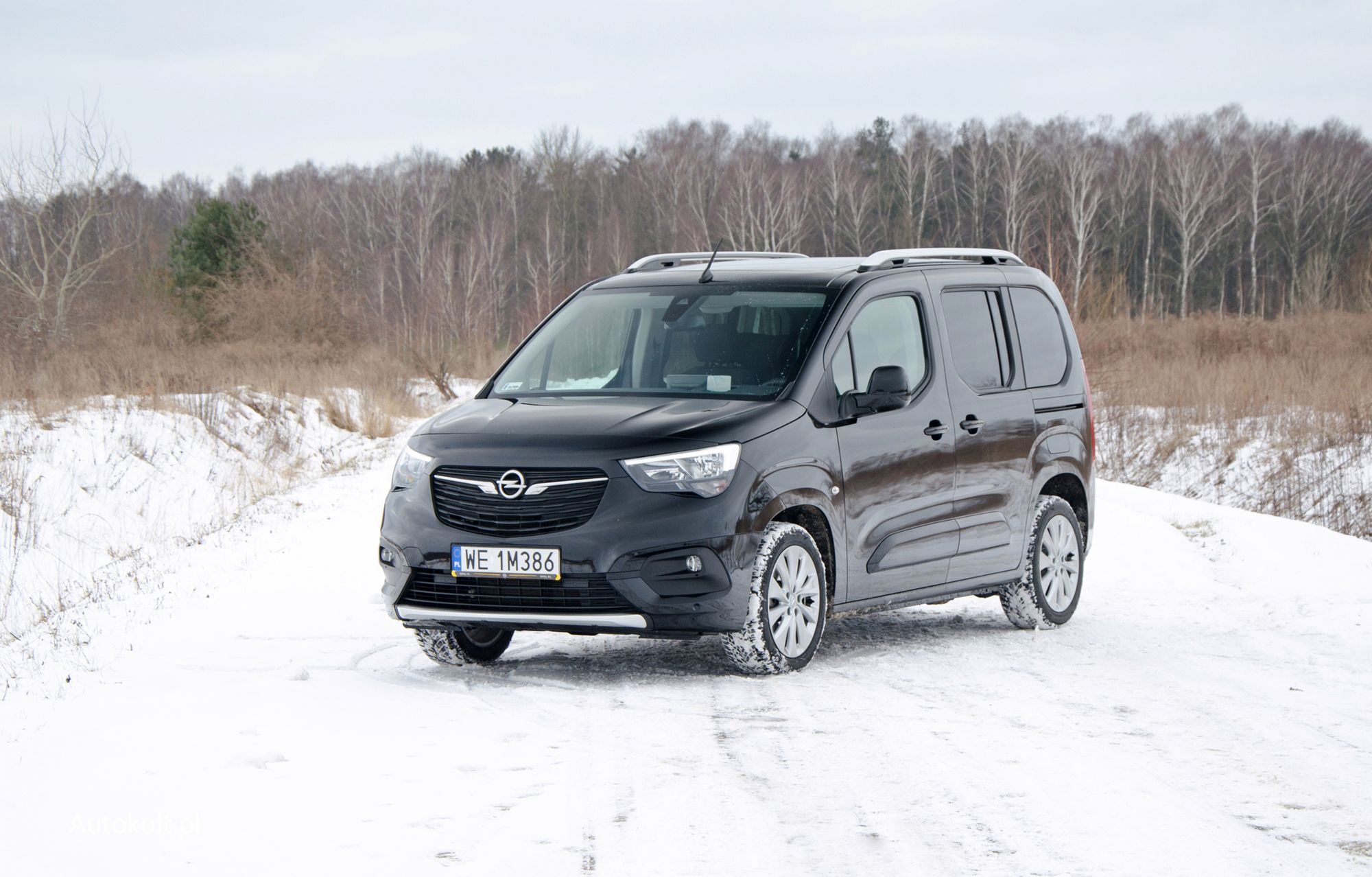 Opel Combo to niemiecki brat Citroena Berlingo, Peugeota Riftera i Toyoty Proace City.