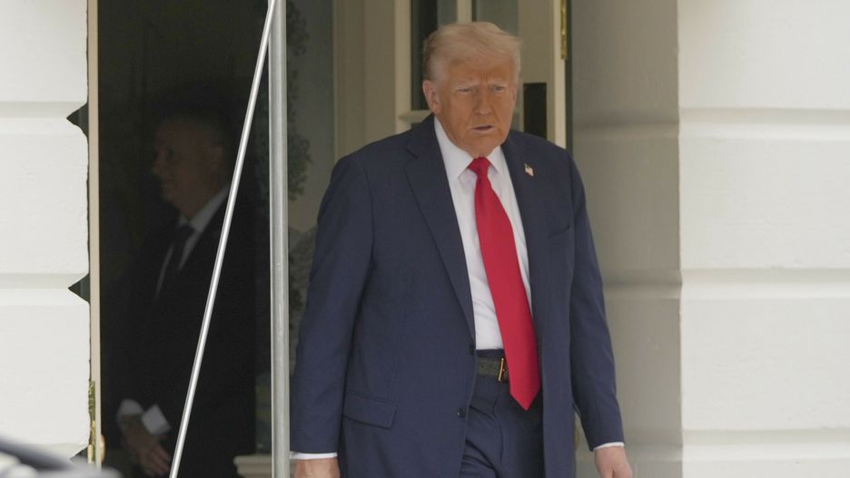 Temporary
President Donald Trump walking out to speak to members of the media on the South Lawn of the White House before he boarding Marine One en route to Joint Base Andrews, Md., Sunday, Sept. 21, 2025, in Washington. (AP Photo/Mark Schiefelbein)
Mark Schiefelbein