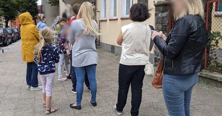 Odbieranie dzieci ze szkół i przedszkoli trwa zbyt długo. Ostatnio przypomina gehennę