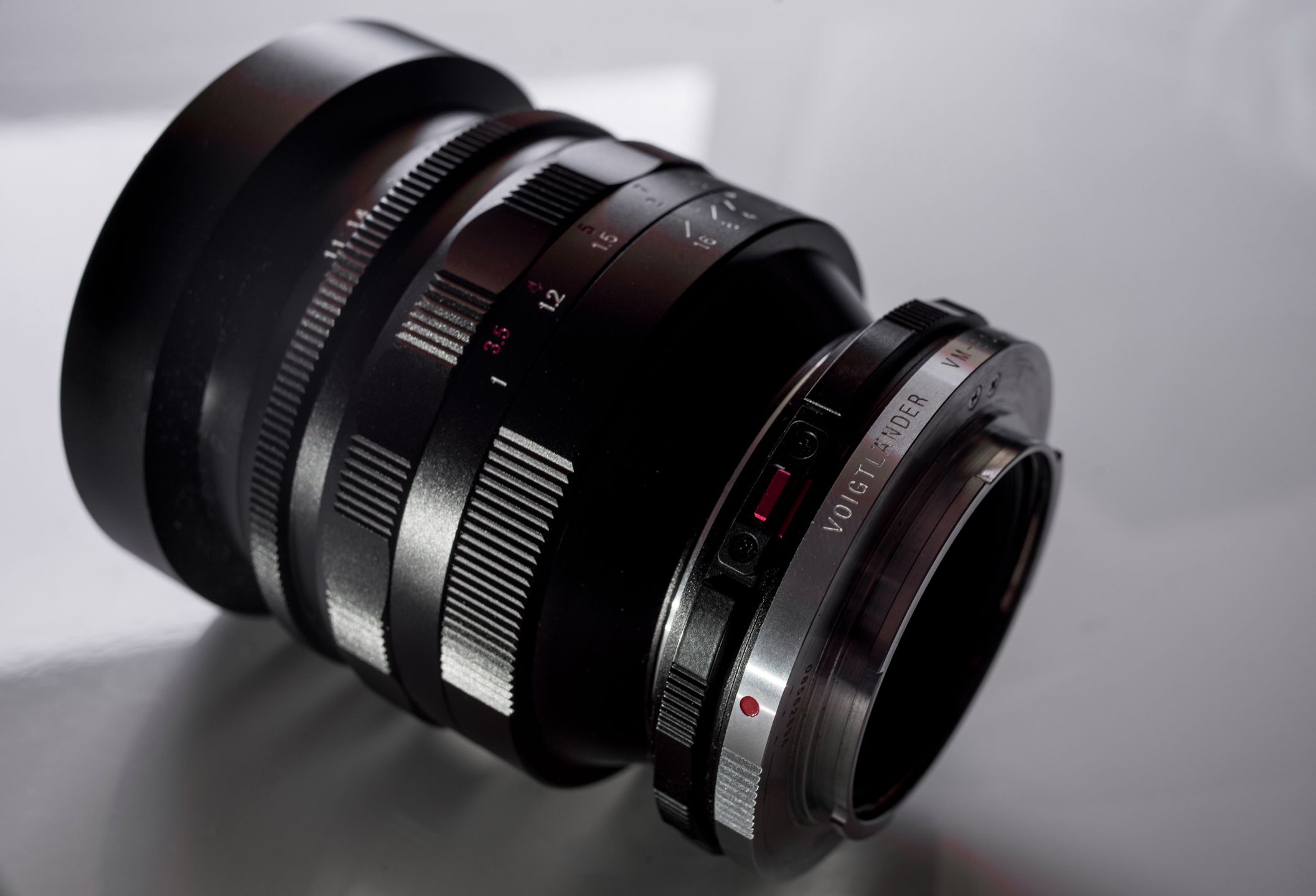 Czy drożej znaczy lepiej? Voigtländer Close Focus Adapter VM/E 8