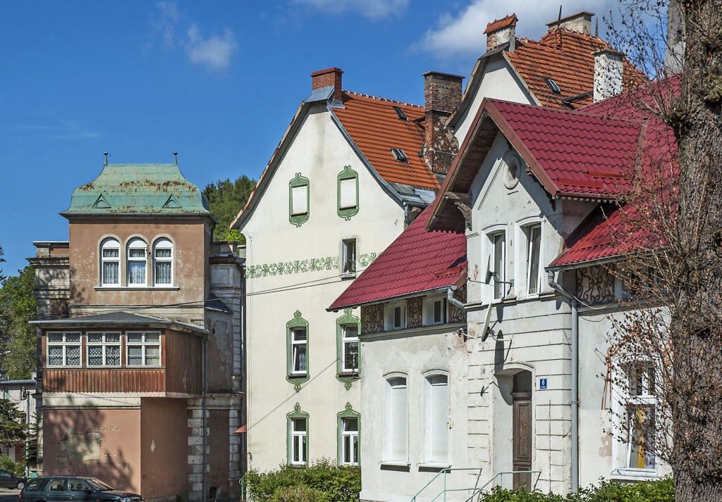 W miejscowości można zobaczyć wiele budynków pamiętających czasy świetności Sokołowska