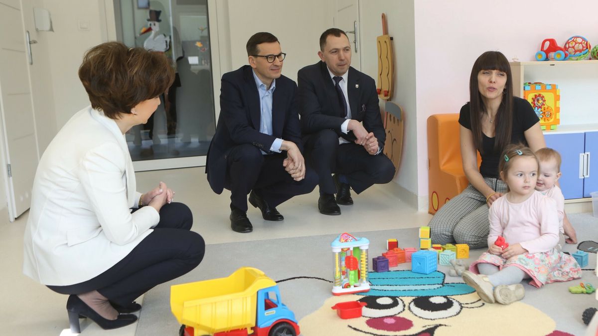 Premier Morawiecki w ??obku w ?abiej Woli12.04.2022 Warszawa, Wizyta Mateusza Morawieckiego w zlobku w Zabiej Woli, Fot Tomasz Jastrzebowski/REPORTERn/z: Marlena Malag, Mateusz MorawieckiTomasz Jastrzebowski/REPORTER