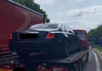 Rolls Royce na polskich blachach zatrzymany. Pędził na ograniczeniu