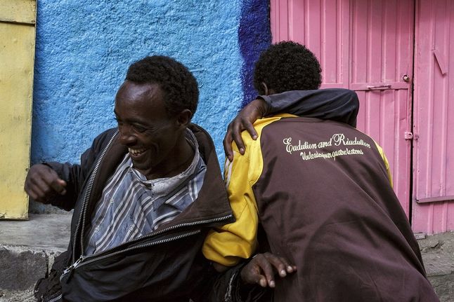 Cabanero ukazuje historię afrykańskiego miasteczka. Jej fotografie nacechowane są pogodnością. Autorka koncentruje się w głownej mierze na ukazaniu relacji międzyludzkich łączących mieszkańców Addis Ababa.
