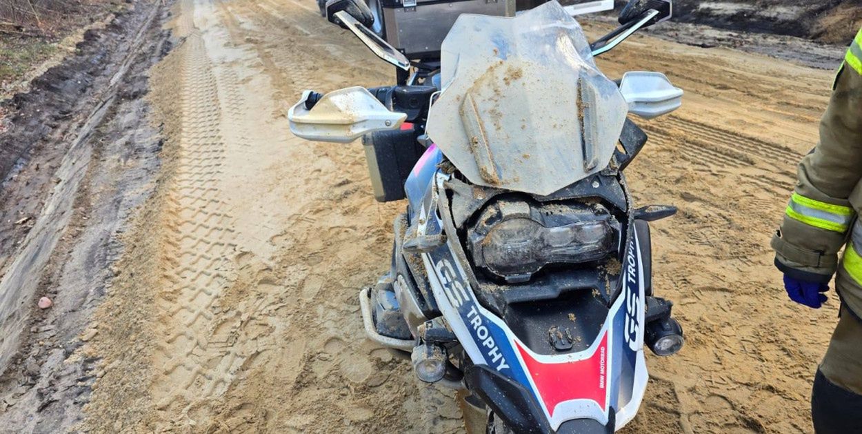 Pułtusk: Groźny wypadek na remontowanej drodze! Motocyklista w rękach ZRM