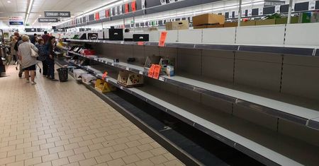 Puste półki i lodówki po wyprzedaży towaru w Lidlu. „Jak za czasów PRL”