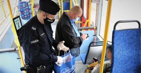 Wrocław. Maseczka zamiast mandatu. Wspólna akcja MPK i policji