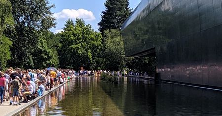 Koronawirus. Gigantyczne kolejki we wrocławskim zoo. "Jak można?"