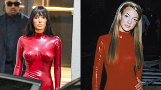 Odziana w LATEKSOWY kombinezon Bianca Censori z kamienną miną wychodzi z wystawy pod bacznym okiem męża. Inspirowała się Britney? (ZDJĘCIA)