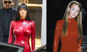 Odziana w LATEKSOWY kombinezon Bianca Censori z kamienną miną wychodzi z wystawy pod bacznym okiem męża. Inspirowała się Britney? (ZDJĘCIA)