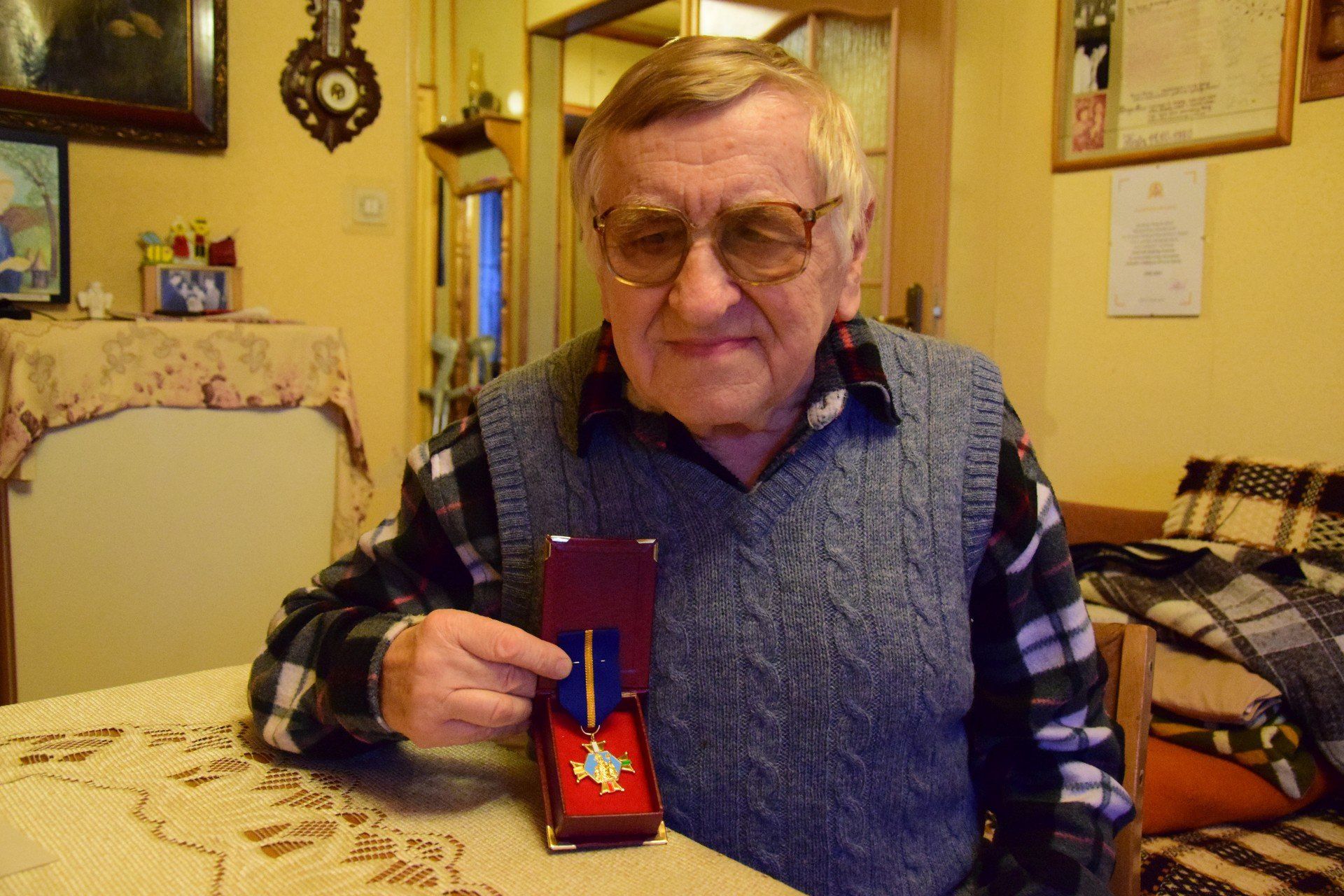 Pszczelarz Władysław Feliniak prezentuje Złoty Krzyż św. Ambrożego