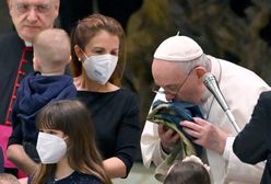 Papież ucałował ukraińską flagę. "Oto jeden z owoców wojny"