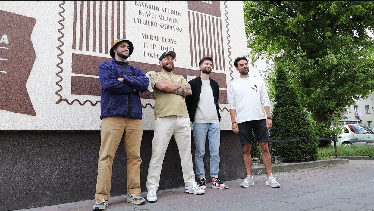 Autorzy muralu z Basgrow Studia – Błażej Miliwek i Olgierd Szopiński oraz z Mural Teamu – Filip Tomiec i Paweł Struś