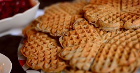 Lepsze niż zwykłe gofry z budki. Wafle w kształcie serca to tradycyjny przysmak znad morza
