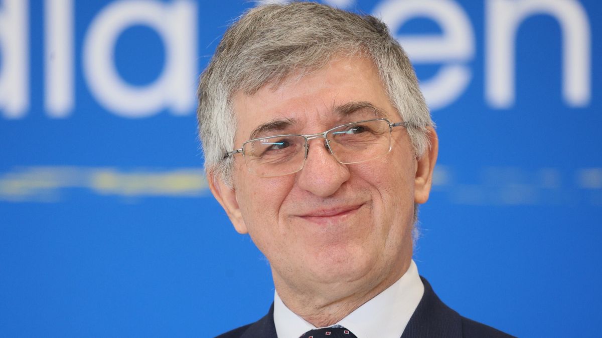 ZUS i LPR o szkoleniach dla seniorów z pierwszej pomocy
Fot. Pawel Wodzynski/East News, 19.03.2025. Warszawa. Lotnicze Pogotowie Ratunkowe przy ul. Ksiezycowej. Konferencja prasowa prezesa ZUS Zbigniewa Derdziuka oraz dyrektora Lotniczego Pogotowia Ratunkowego  Marcina Podgorskiego dot. m.in. szkole? dla seniorow z pierwszej pomocy przedmedycznej. 
N/z: prezes ZUS Zbigniew Derdziuk
Pawel Wodzynski