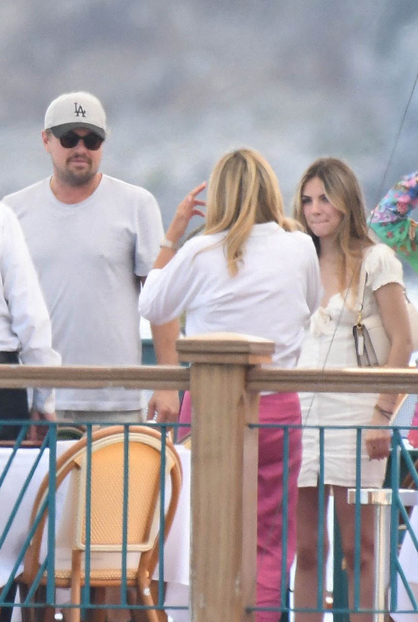 Leonardo DiCaprio z rodzicami i młodą pięknością