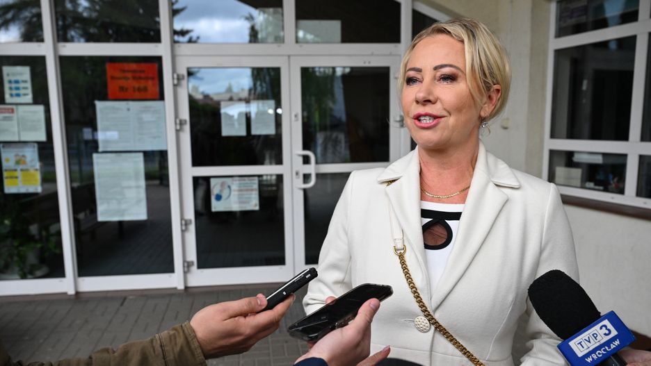 Izabela Bodnar
Wroc�aw, 21.04.2024. Wybory samorz�dowe 2024 - II tura. Kandydatka Trzeciej Drogi na urz�d prezydenta miasta Izabela Bodnar podczas wypowiedzi dla medi�w po g�osowaniu w jednym z lokali wyborczych we Wroc�awiu, 21 bm. Trwa g�osowanie w drugiej turze wybor�w samorz�dowych. Do jego zako�czenia obowi�zuje cisza wyborcza. (mr) PAP/Maciej Kulczy�ski
Maciej Kulczy�ski
2 tura, cisza wyborcza, do samorz�d�w, do samorz�du, dzie� wybor�w, g�osowanie, lokal wyborczy, samorz�dowe, terytorialne, wybor�w samorz�dowych 2024, wybory samorz�dowe 2024