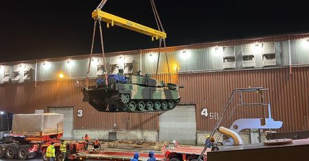 Dotarły pod osłoną nocy. Tony militarnego sprzętu w polskim porcie