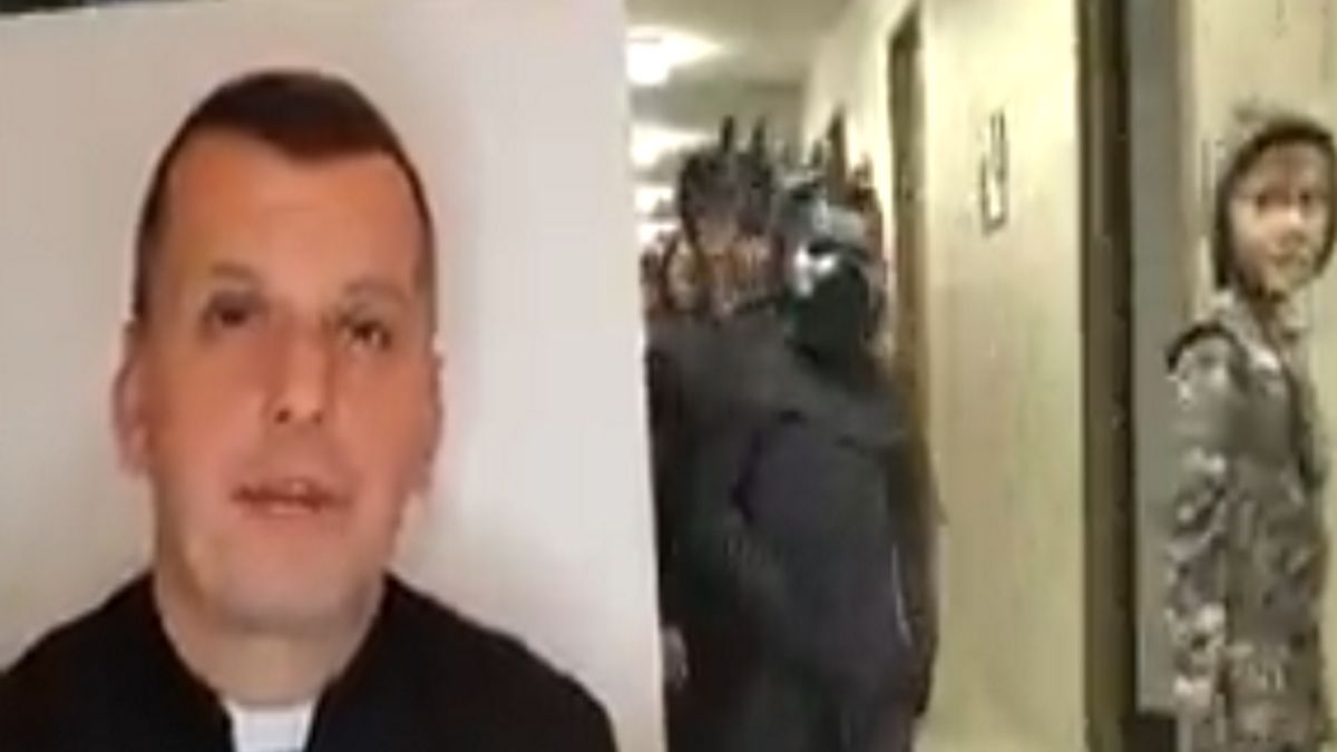 Ksiądz i przebrane dzieci