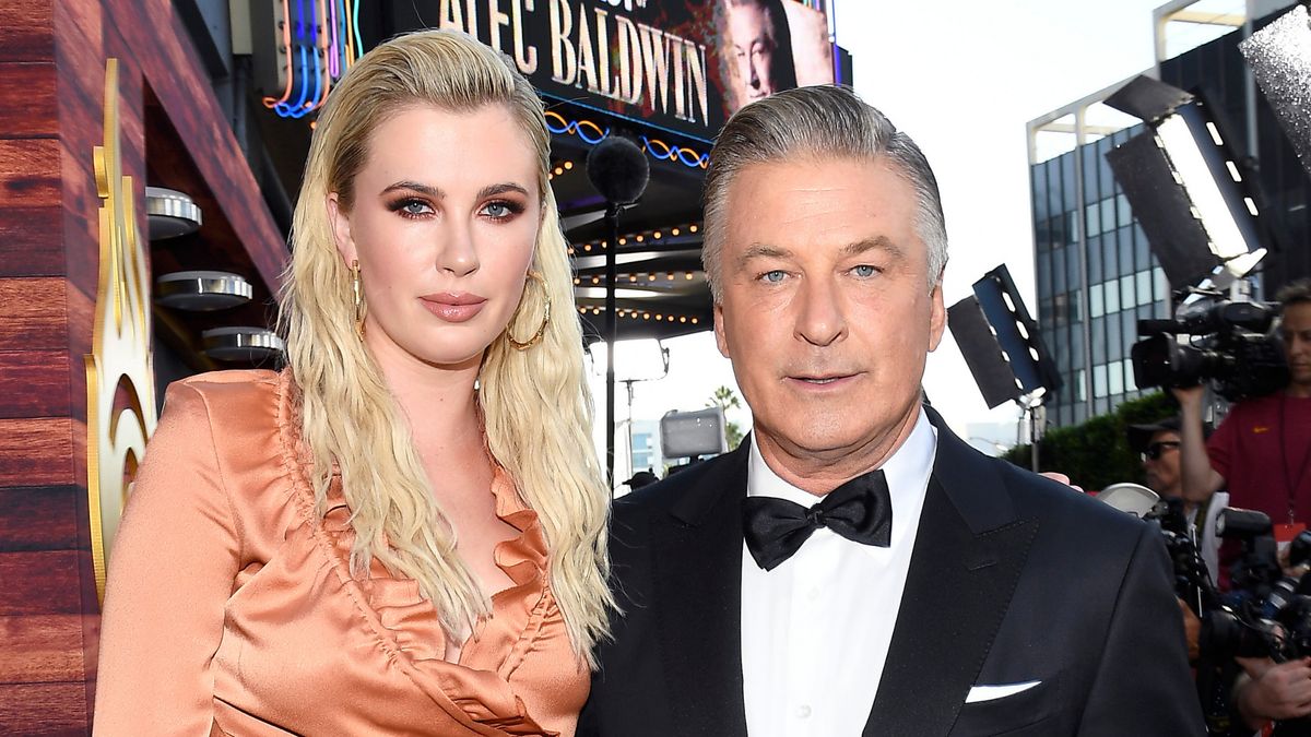 Ireland Baldwin obrusza się na dziennikarzy, którzy kontaktują się z nią w sprawie ojca 
