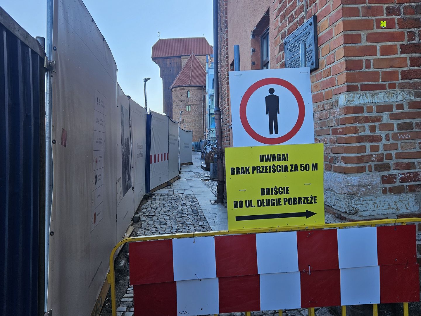 Znaki zakazujące wstępu są widoczne z każdej strony