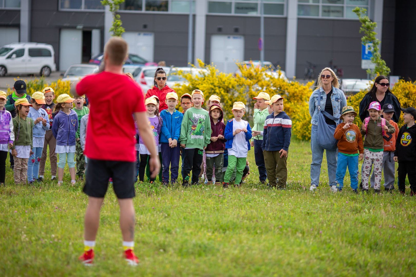 Rywalizacja najmłodszych przy parku wodnym.