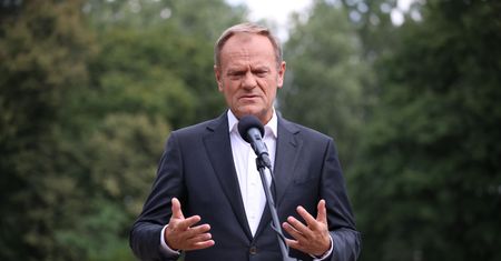 Tusk krytykuje Morawieckiego za brak odszkodowań za Odrę. "Te pieniądze trzeba wypłacić natychmiast"