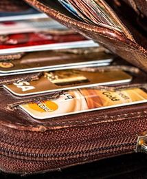 Karty kredytowe. Polacy mają coraz więcej plastikowego pieniądza w portfelach