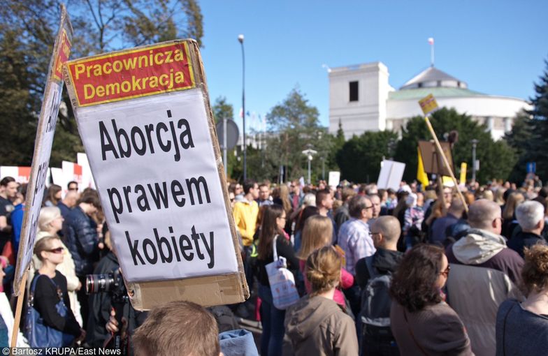 Tłumy protestują pod Sejmem: "Ani kroku dalej! Ratujmy kobiety!"