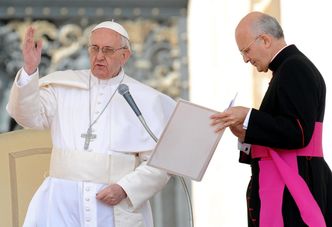 Papież nie chce windy tylko dla siebie, jeździ z innymi