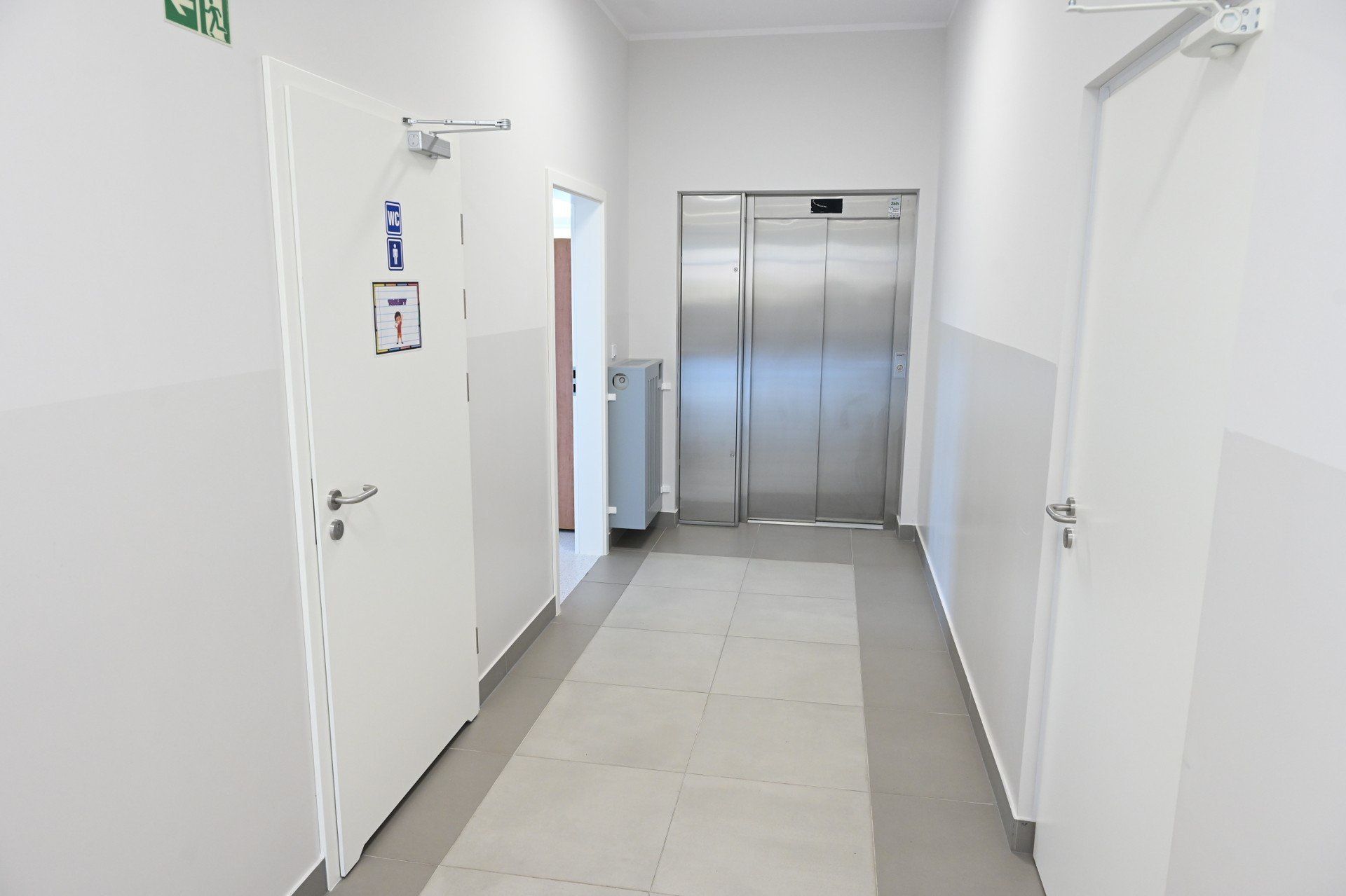 Szkoła Podstawowa numer 4 w Kielcach po remoncie - jest nawet winda dla niepełnosprawnych.