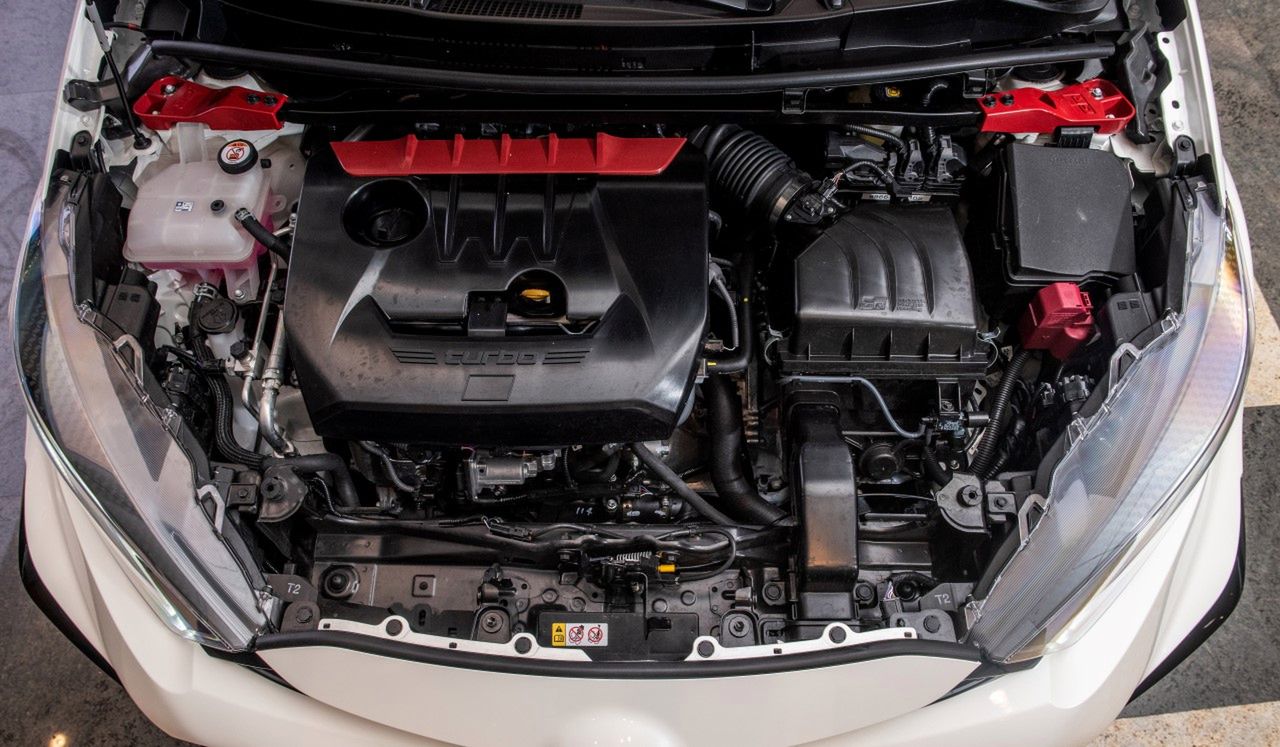 Pod maską Toyoty GR Yaris pracuje silnik 1.6 turbo wytwarzający moc maksymalną 261 KM i maksymalny moment 360 Nm.