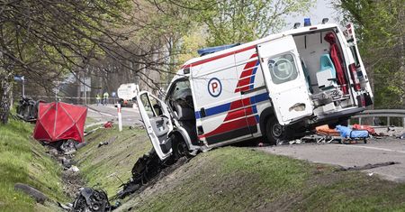 Bydlino. Wypadek na DK21 z udziałem karetki. Są ofiary
