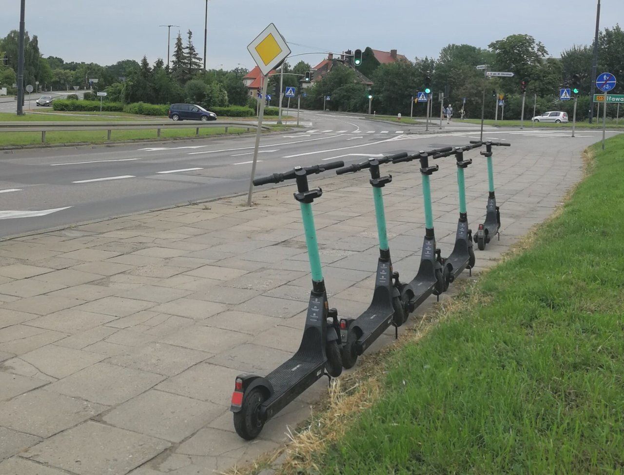 W Złotoryi uczą bezpiecznej jazdy na hulajnogach. Ruszyła miejska akcja edukacyjna