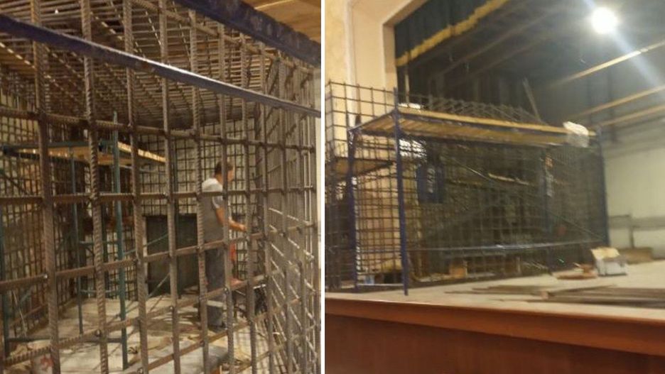 Rosjanie instalują klatki na scenie filharmonii w Mariupolu