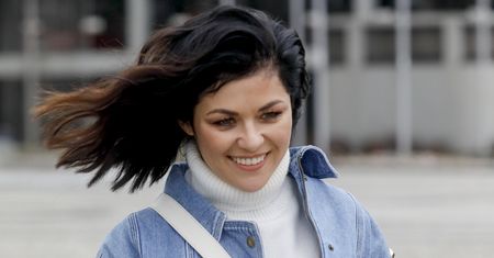 Biała bluzka do pracy nie musi być nudna. Kasia Cichopek wie, jak ją nosić