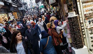 Zbierają jedzenie z ulicy. Coraz większa bieda w Turcji. "Liczę, czy mnie stać"