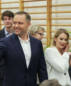 Rodzina Nawrockich na zdjęciach w Belwederze. Córka na hulajnodze