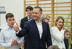 Rodzina Nawrockich na zdjęciach w Belwederze. Córka na hulajnodze